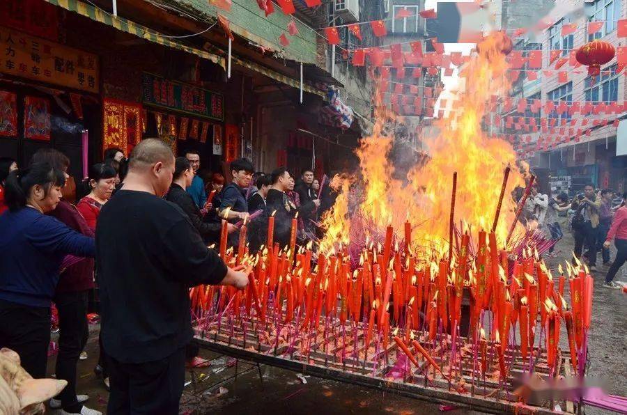 每年元宵之际,祭拜"伯公"是公馆客家人的传统习惯,不管男女老少,各家