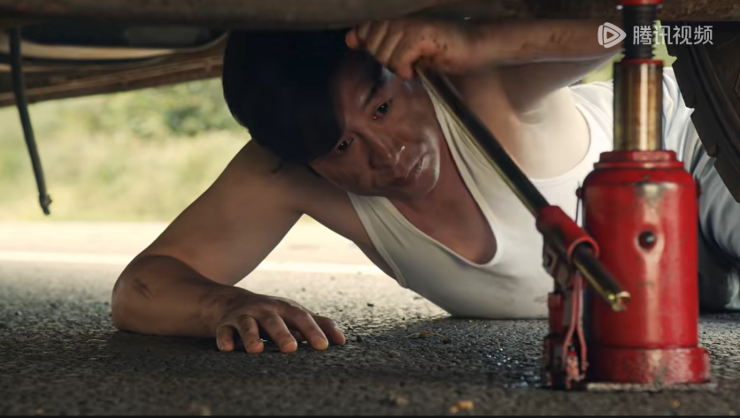 都特别简单——故事的悬疑点不在于黄宗伟隐匿人群一步步被缉毒警识破