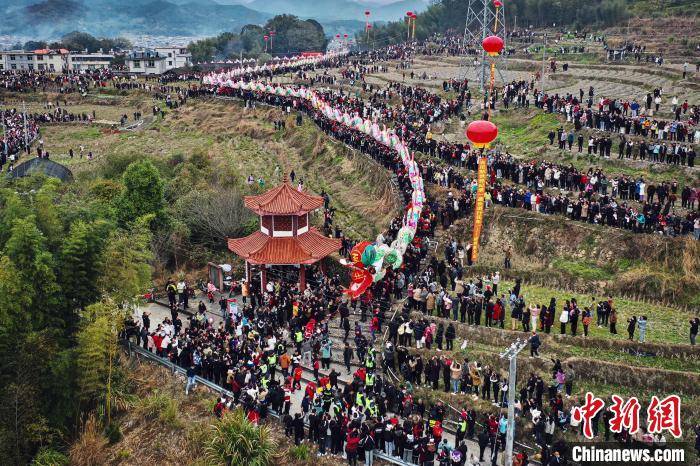 2月24日,正月十五元宵节,福建省连城县姑田镇,数千名当地中青年抬着