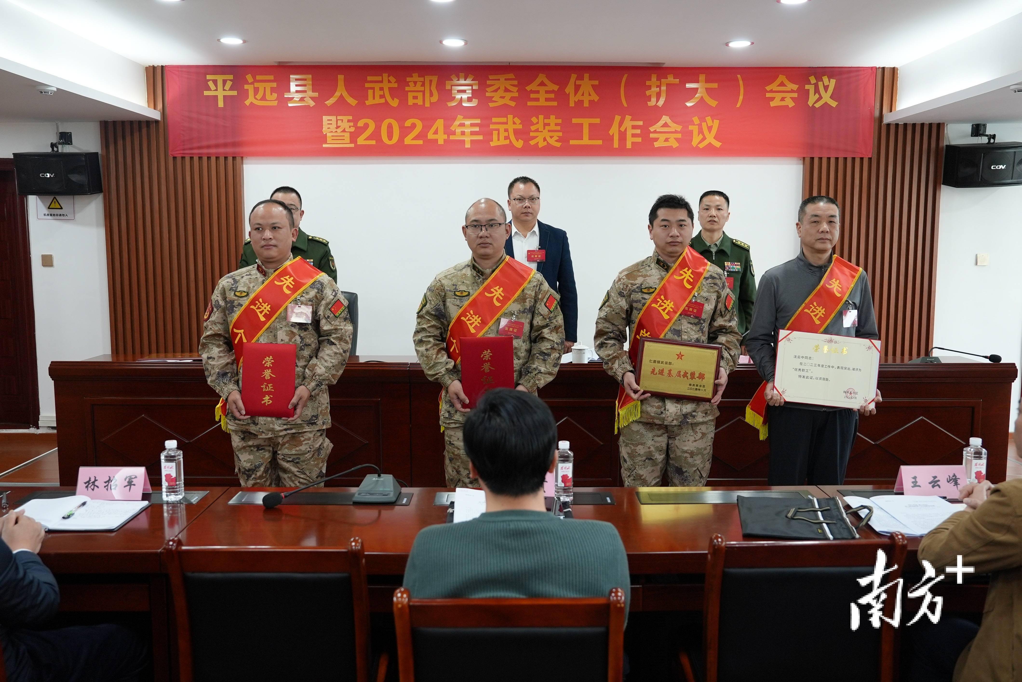 周小勇指出,过去一年,县人武部及全县武装战线聚焦主责主业,聚力练兵