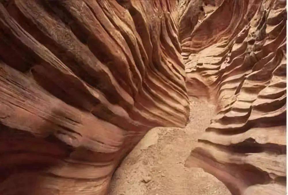 风蚀残丘:一个由基岩组成的地面,经风化作用,暂时水流的冲刷,以及长期