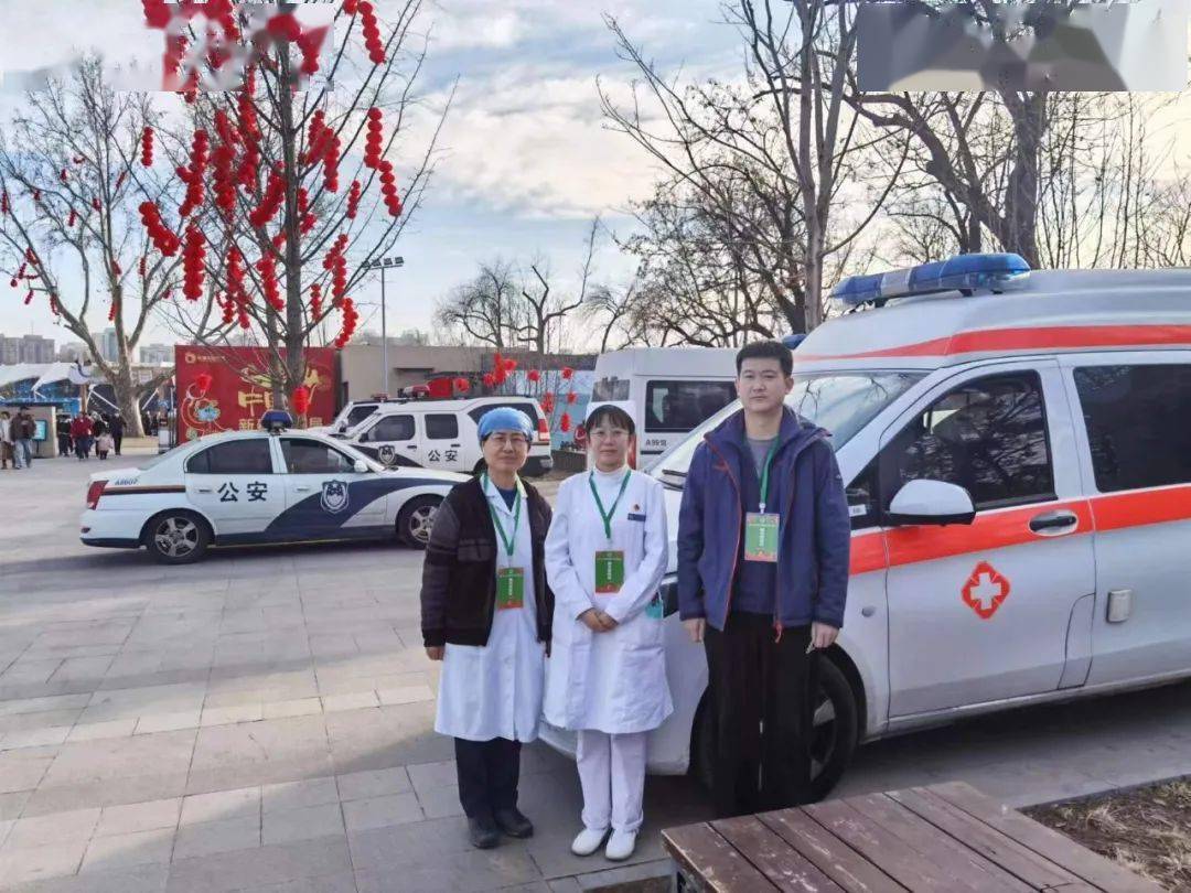 突然传来一阵孩子的哭声,一位父亲正扶着一个哭泣的男孩向救护车走来