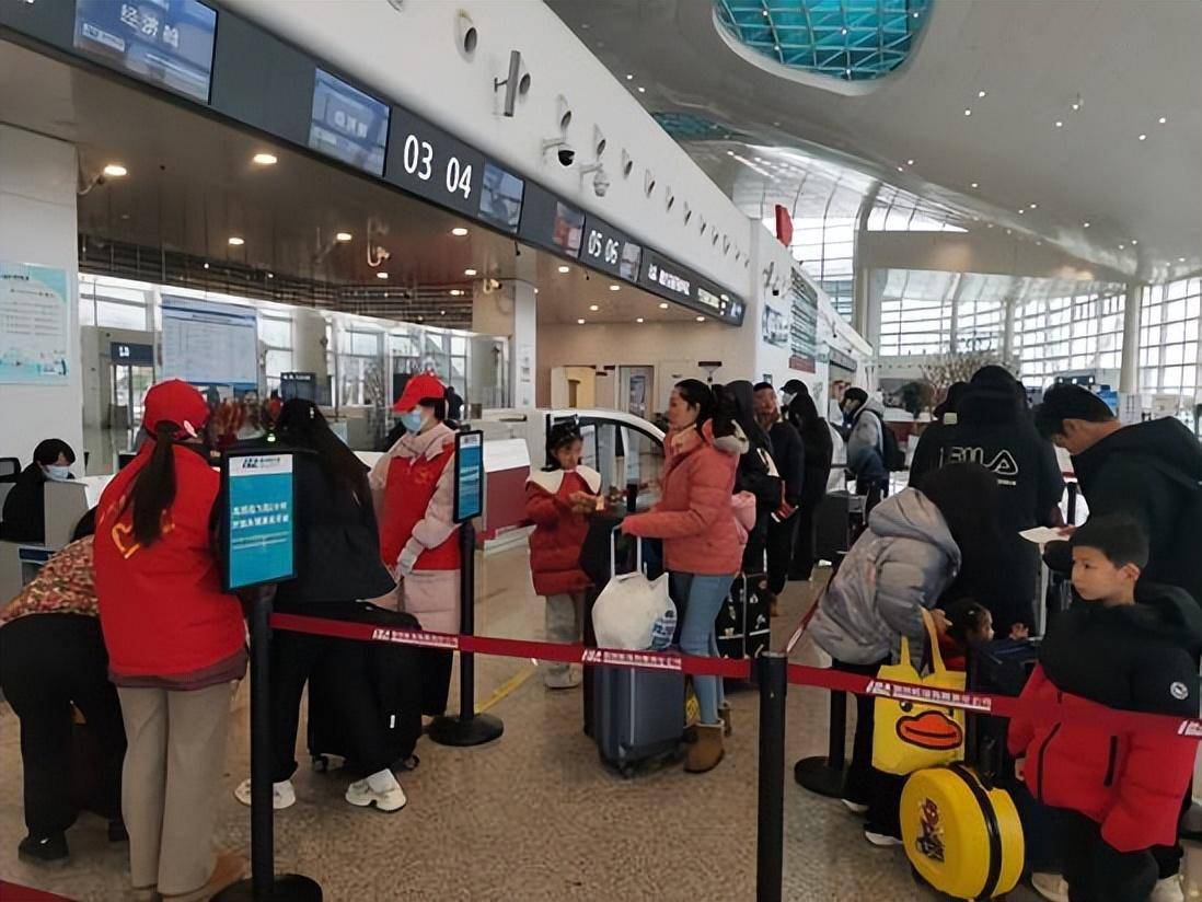 青年突击队员金丽莎在行李托运入口服务旅客青年突击队员徐康容在航站