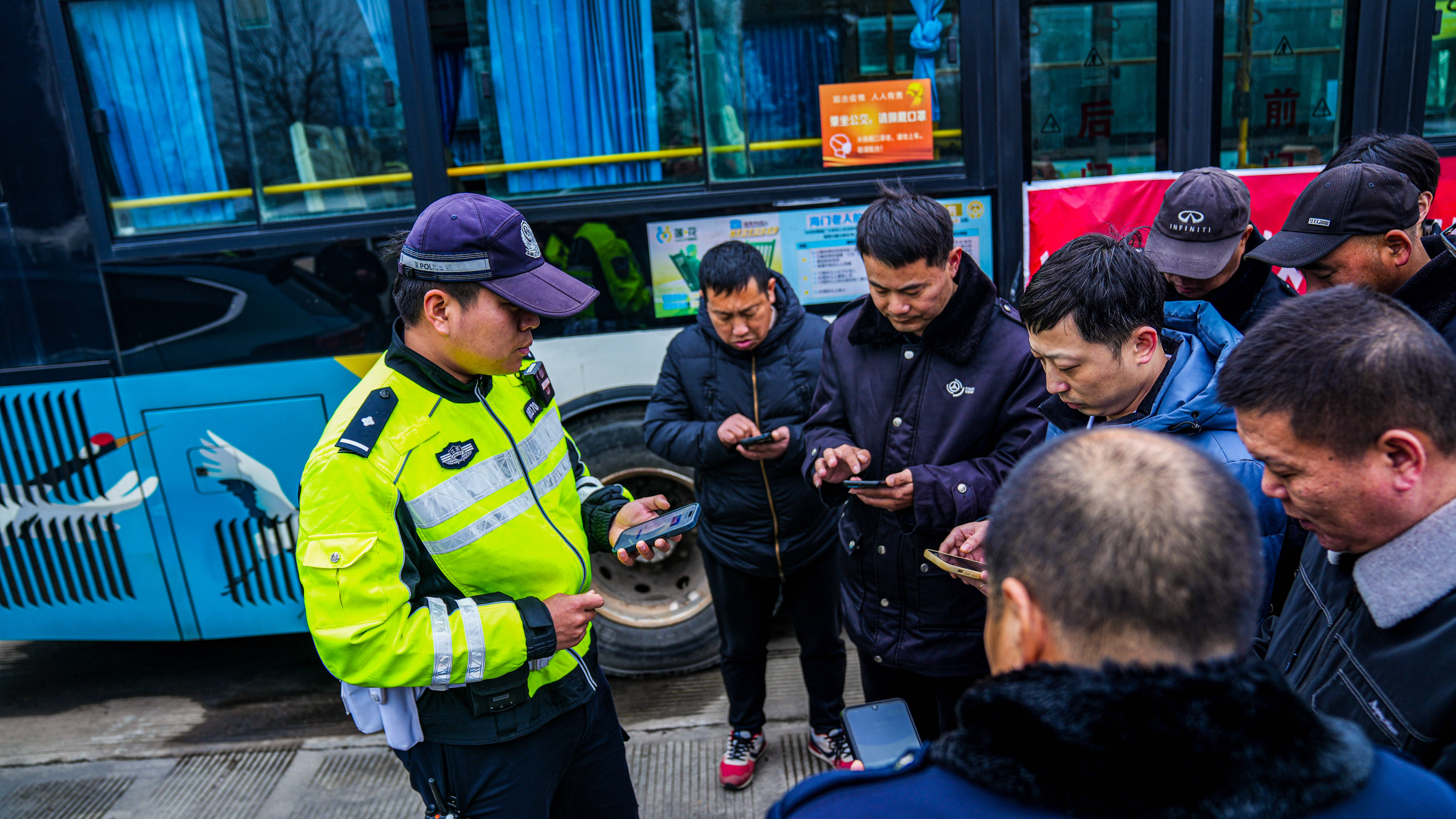 交警推公交车图片图片