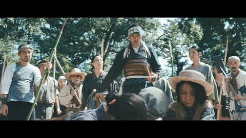 他的父亲曾参加过中日旅顺之战,是受村里人敬仰的「战争英雄」.