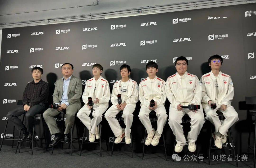 输法确实很打击队员们的心态,赛后采访的时候大家都是闷闷不乐的表情