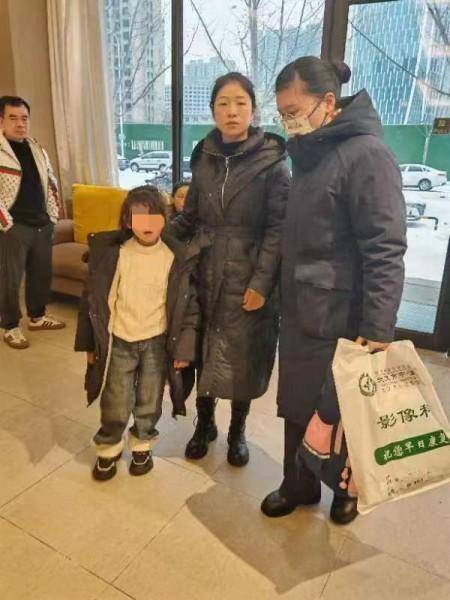 得知旅客家属无法赶来,特服组立即将情况上报,为旅客处理后续客票,并