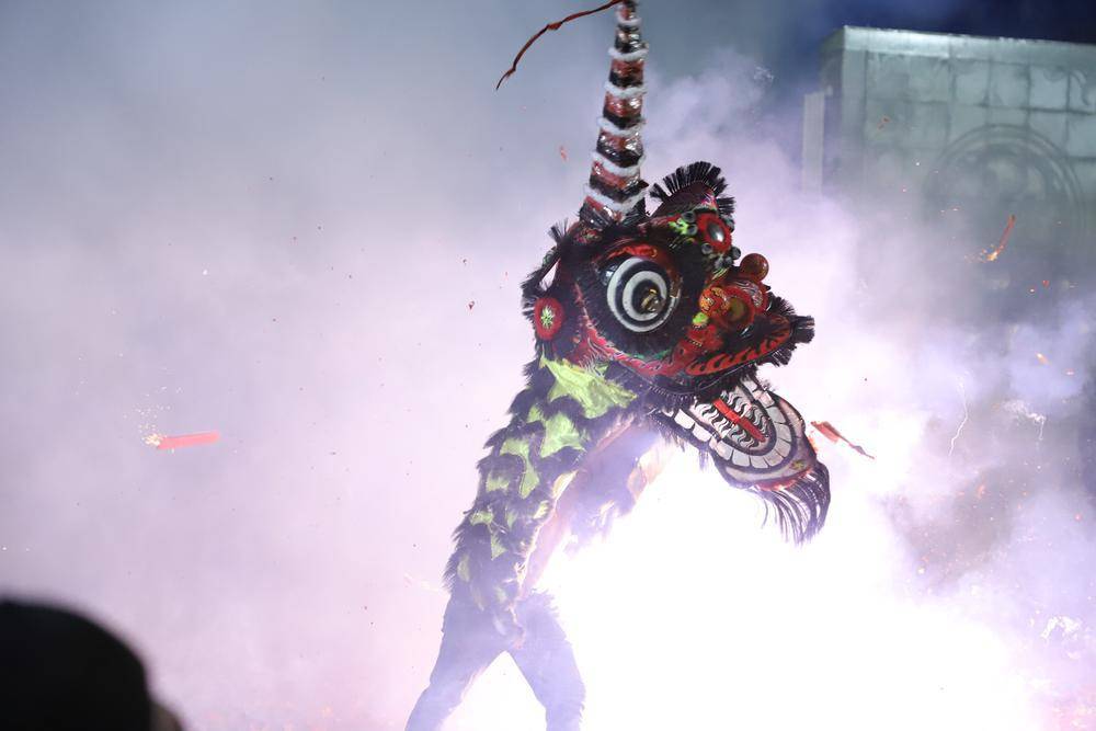 【视频】清远连山炸火狮活动震撼上演_观众们_文化_人们