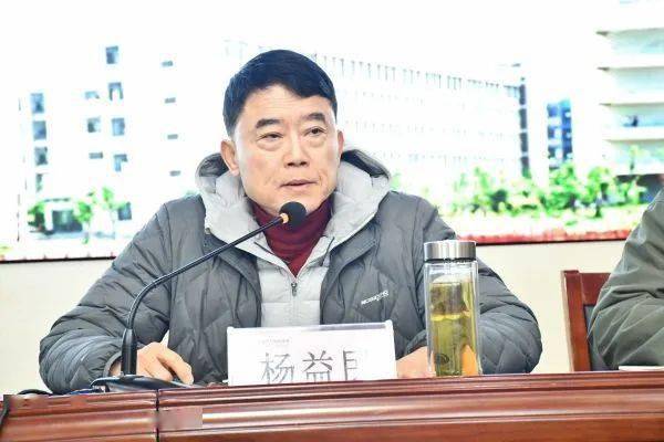 杨益民校长以热映电影《热辣滚烫》为切入点,要求教师要对学生准确