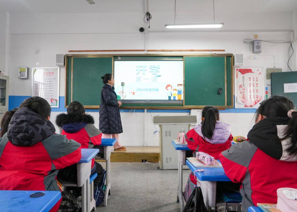 有效开启新征程,淮南市龙湖中学开展了丰富的开学活动以及扎实有效