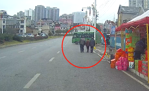 安顺客运班车站外违规揽客!罚._乘客_营运_轿子山镇