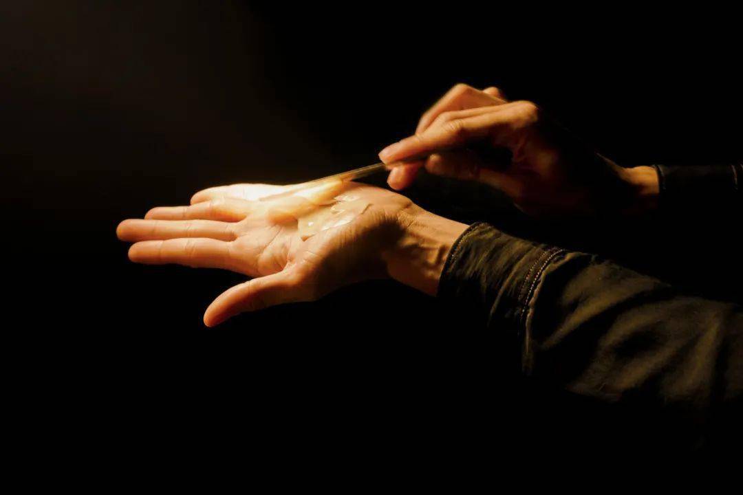 富含维生素的伊索昇繁保湿夜晚面膜具有轻盈的凝霜质地,及高含量