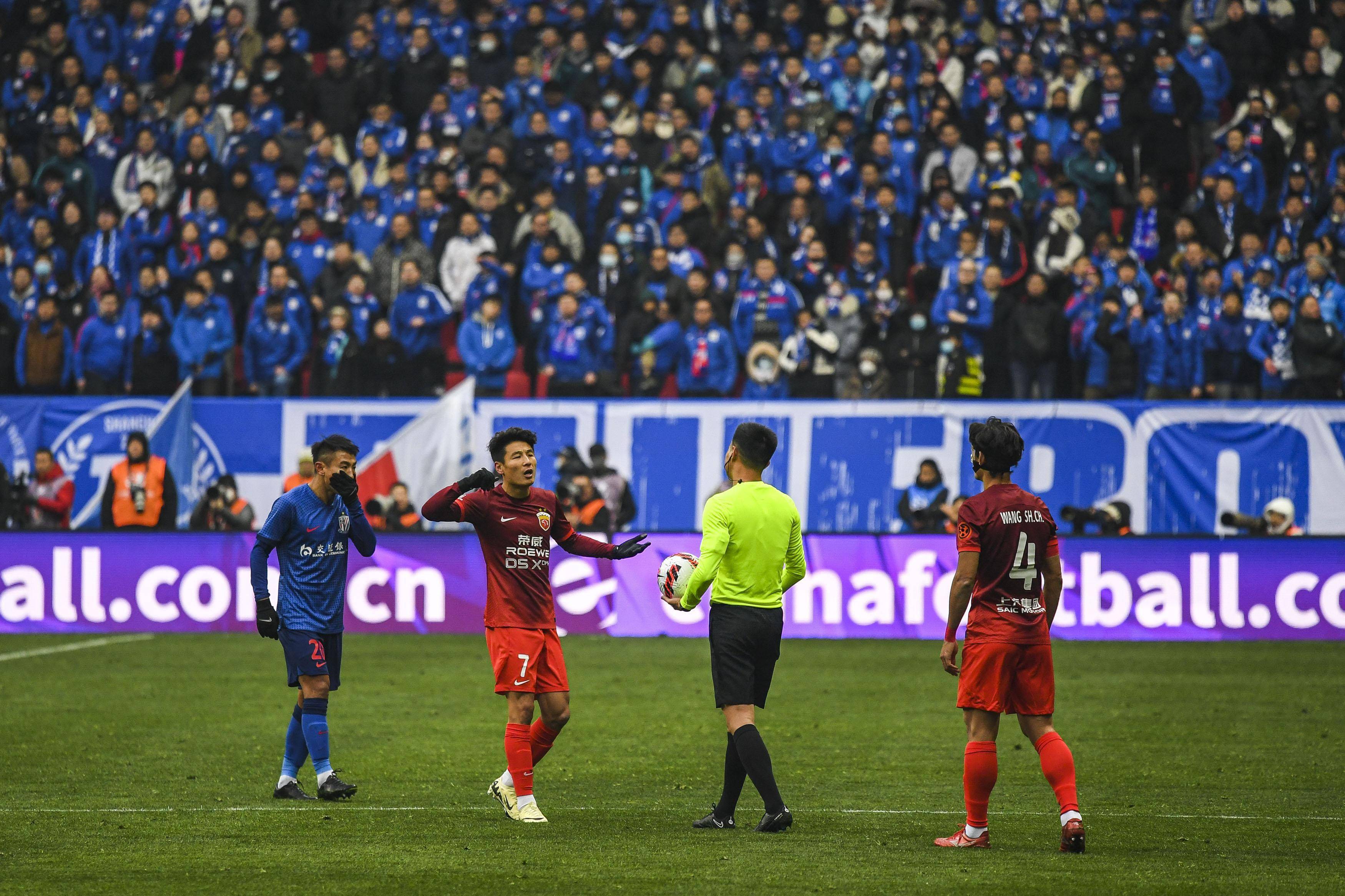 足球场举行,在这场"同城德比"超级杯中,上海申花凭借马莱莱的进球1比0