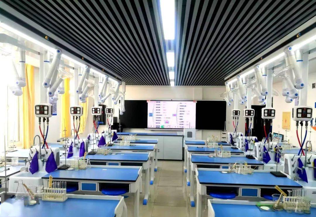 74新建创客教室6间,改造升级义务教育阶段学校计算机教室22间,初中