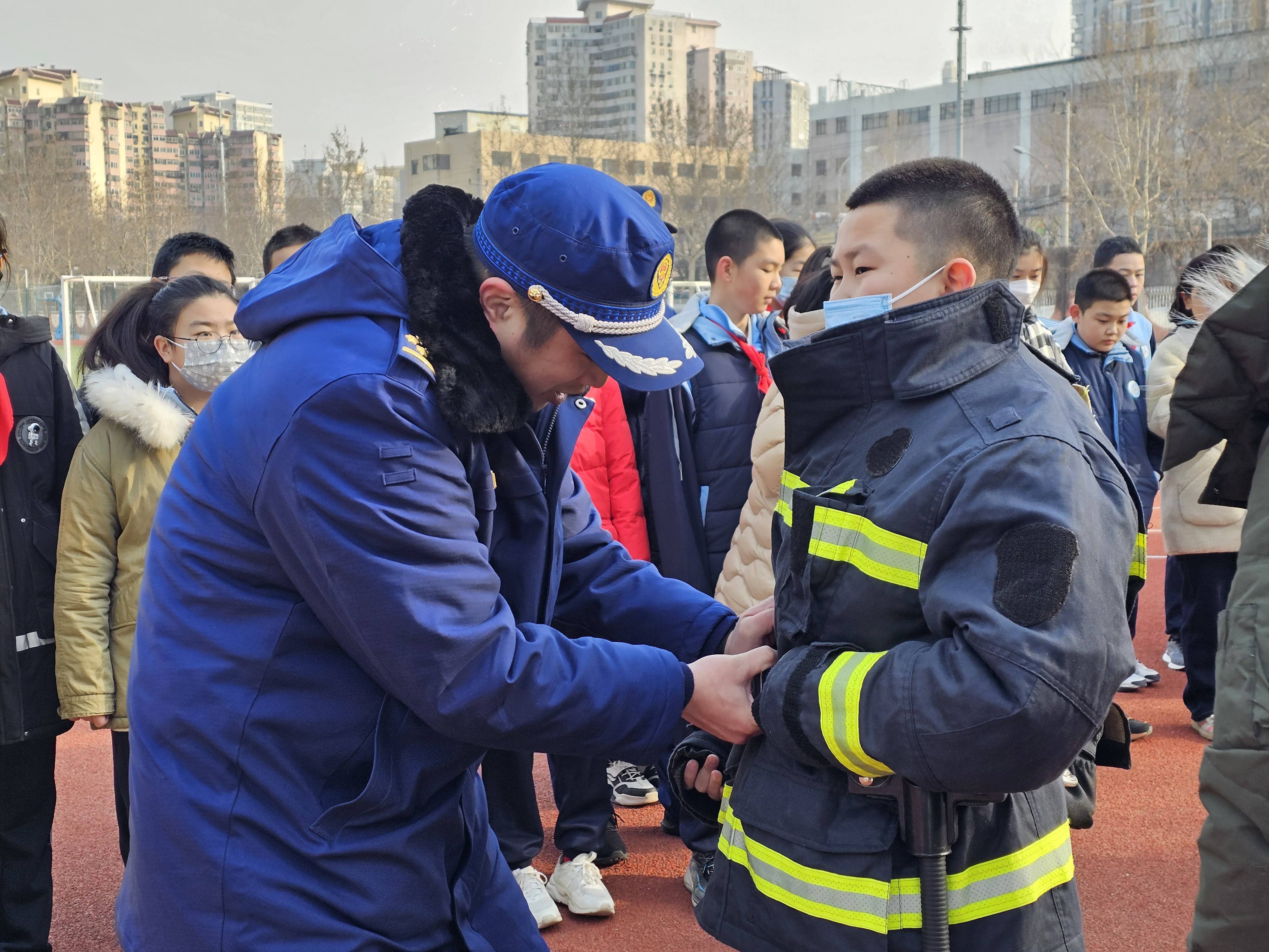 的园区操场上,校园消防安全副校长曹宇博结合近年来校园火灾实际案例