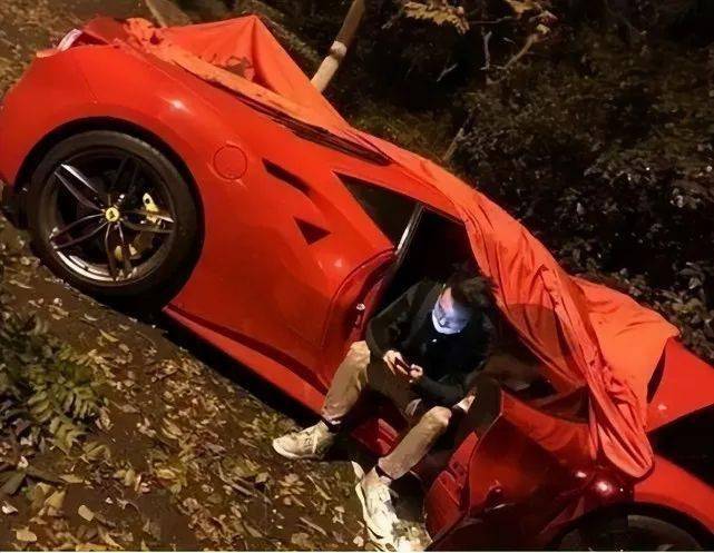 他连修都懒得修,直接将报废的车子拖回自家车库留作纪念.