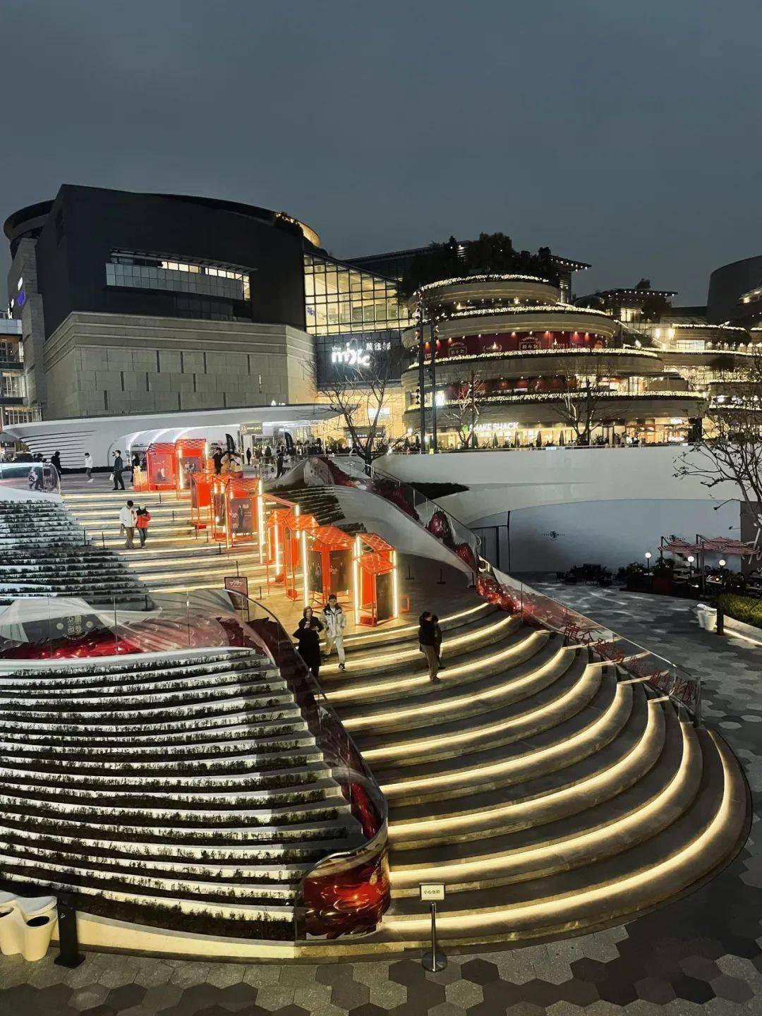 万象城有提供的免费休息的地方,但并不多.