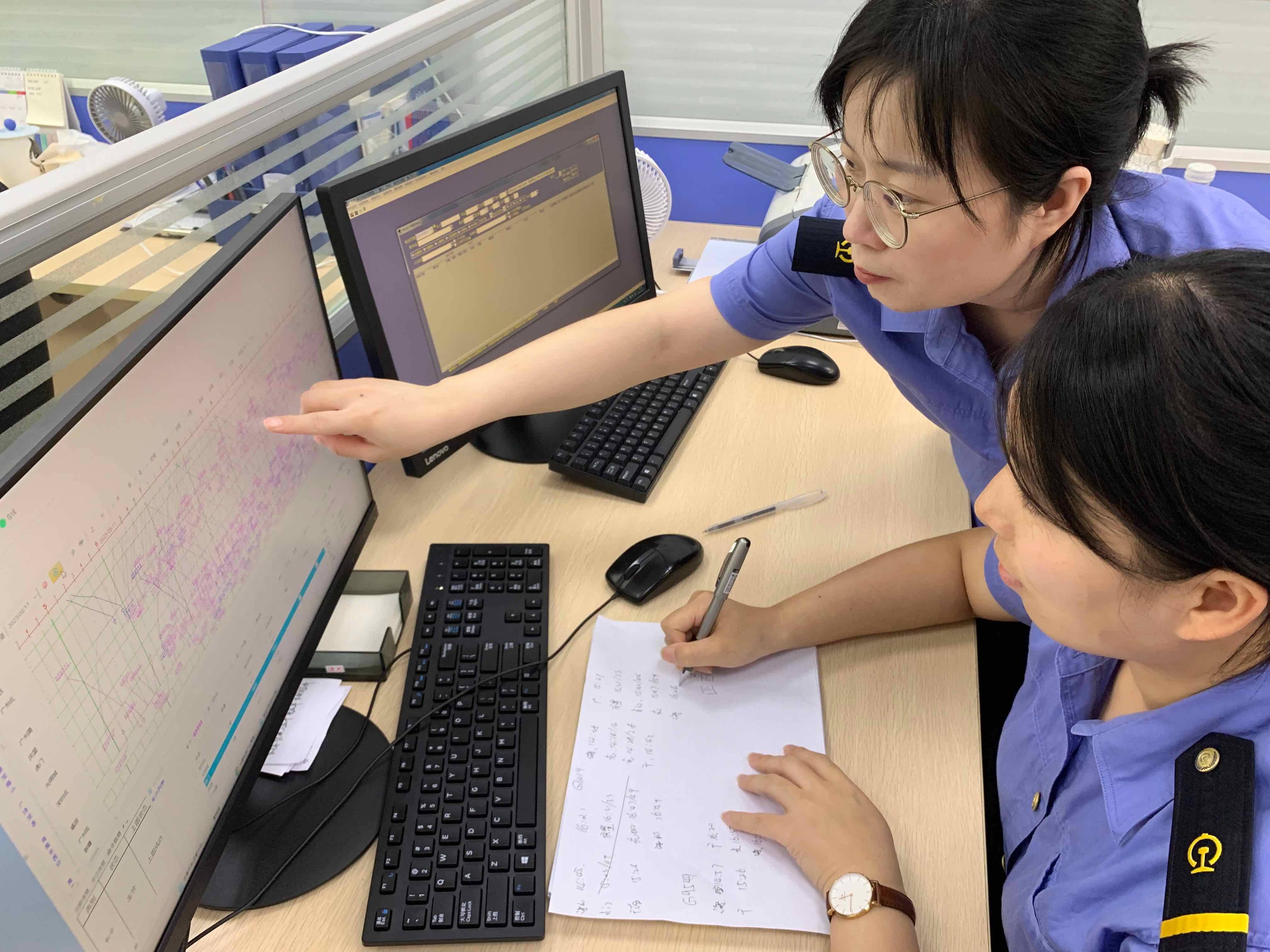 走进深圳车站的计划部门办公室,可以看到分析员们一直伏案在电脑前不