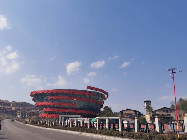 记者谈女企业家讨工程款事件官方通报 当时的回