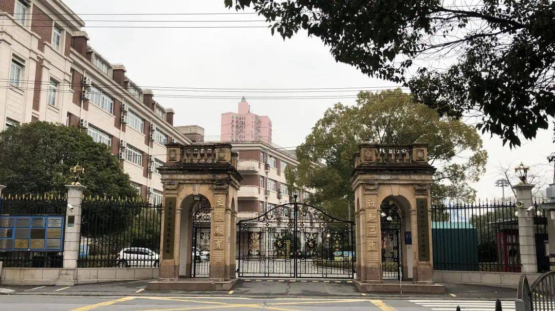 乘坐728路至牡丹江路海江路站后,约250米处是上海民办行知二中实验