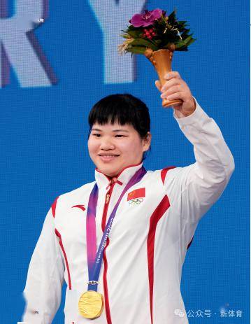 从一个几乎要规划退役的选手,飞速成长为女子举重81公斤级世界冠军