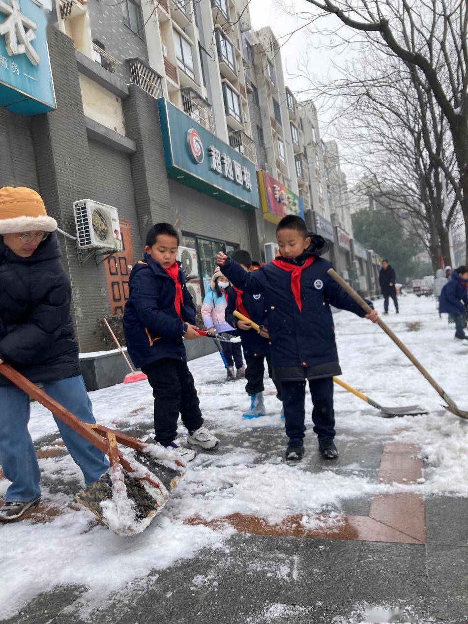 【争做新时代好队员】 龙王不与亲人遍 拨雪寻春过