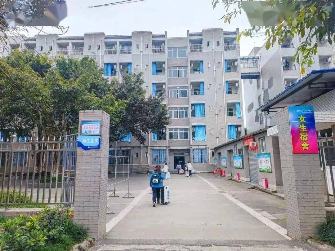 同学又相逢在美丽的校园带着新的憧憬和祈盼微雨润万物,和风抚心田新