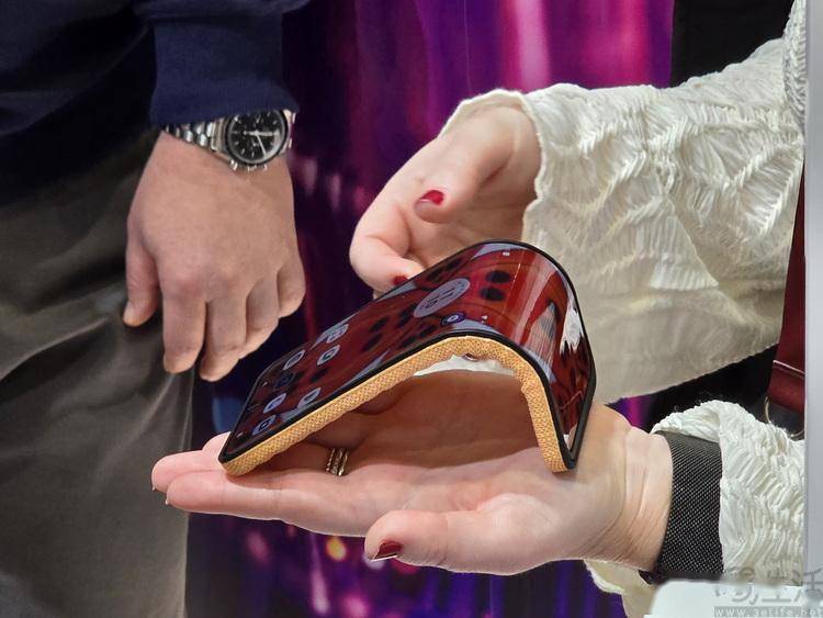 与此同时,手机的屏幕也会自动根据折叠位置进行分屏显示.