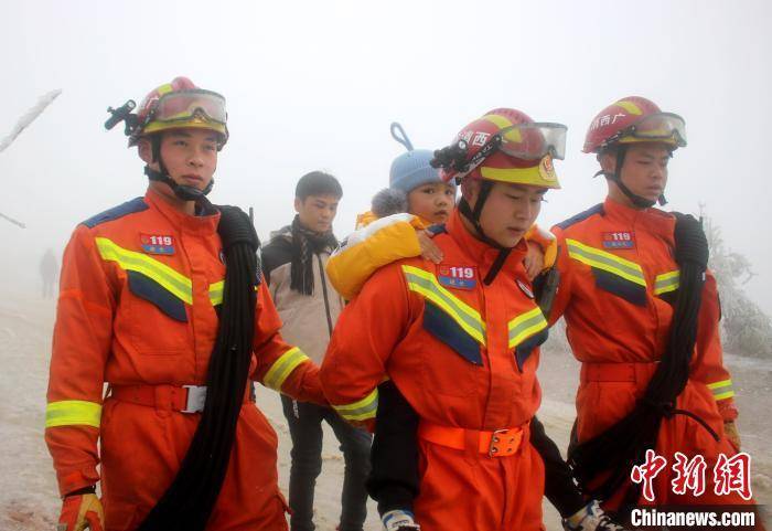 广西桂林消防员战冰雪守护民众安危