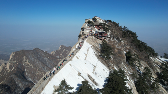 海拔2154米,华山之巅他们不看风景只为做这些……_游客_景区_张军荣