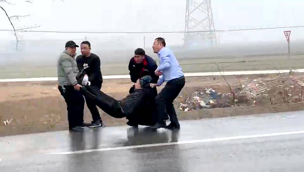 沧州一面包车发生车祸,2人被困车内,火势愈加猛烈,危急关头