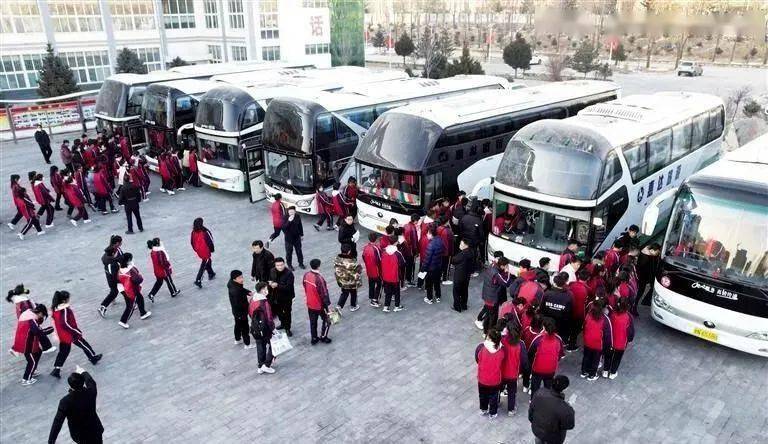 2023年12月28日,在积石山县积石中学,高三年级学生排队登上异地复学
