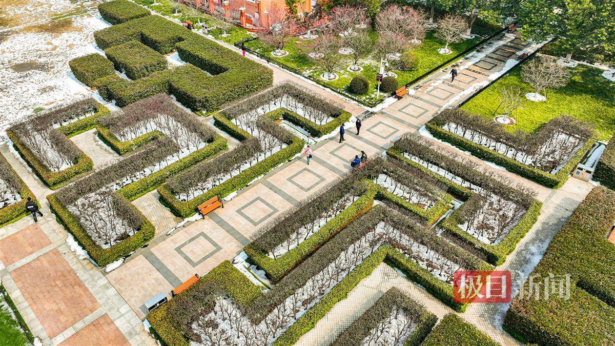 午休时光,众多人来到武昌首义广场,晒晒太阳.