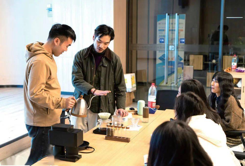 2024年1月16日晚,合肥夜校教师在教授学生手冲咖啡