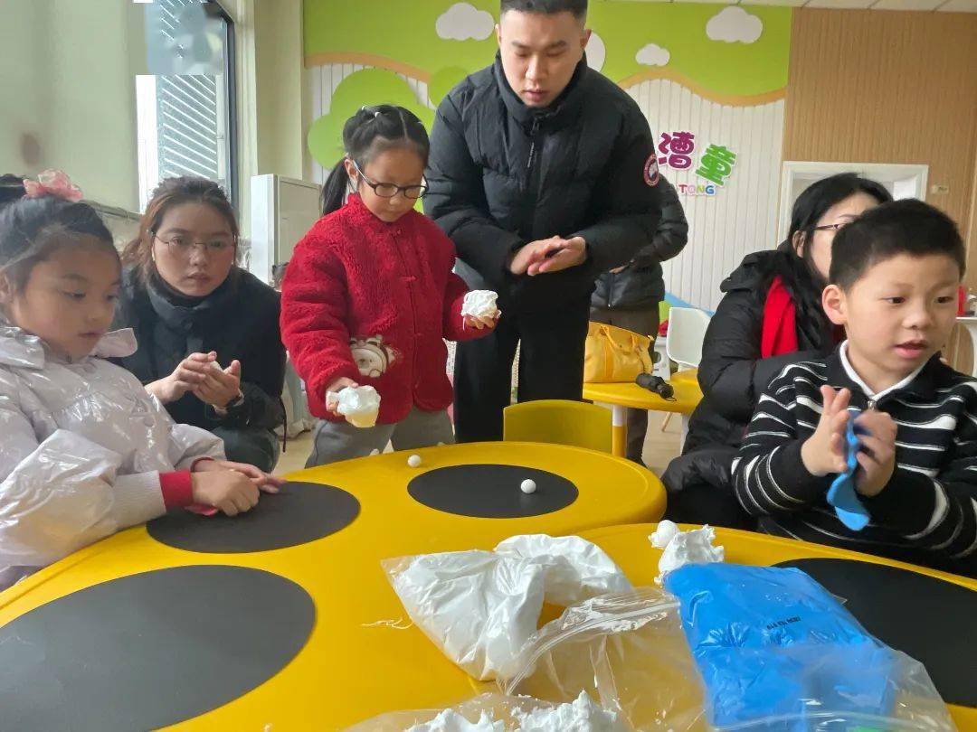 亲子互动游戏:泡泡糖,呼啦圈作战,手脚并用;1.