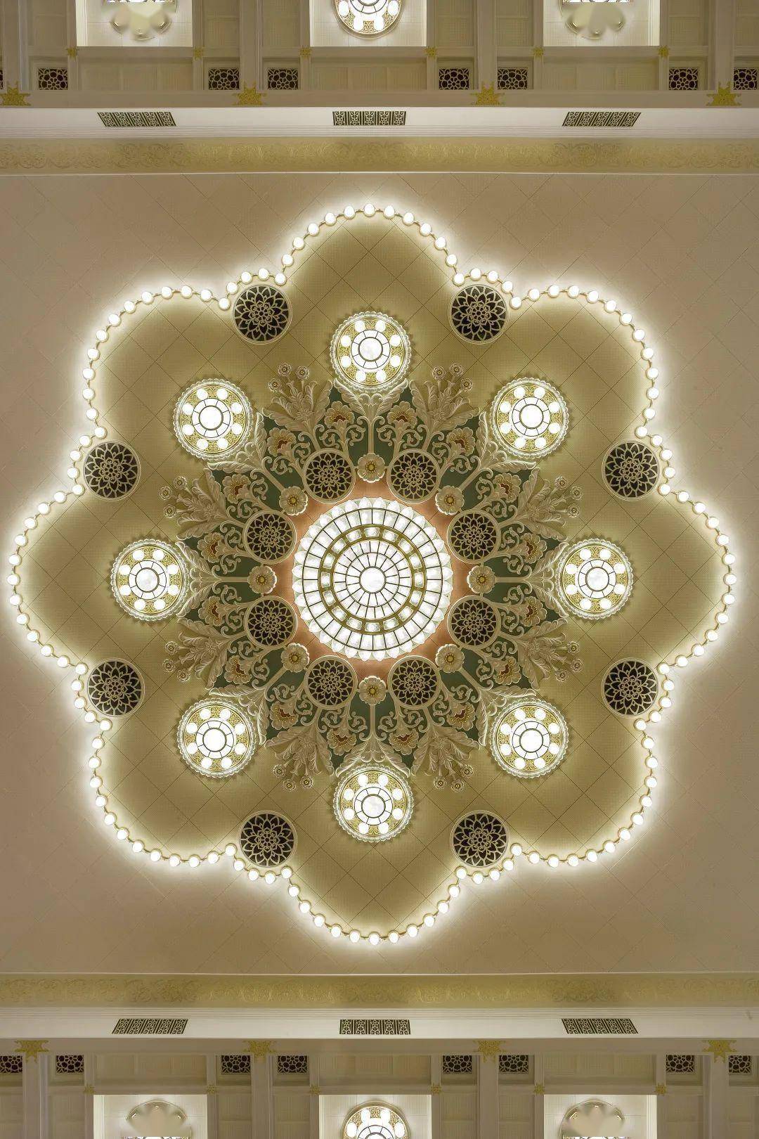 正中间设计了一朵具有唐代风格的圆形浮雕大花,出色地完成了设计任务