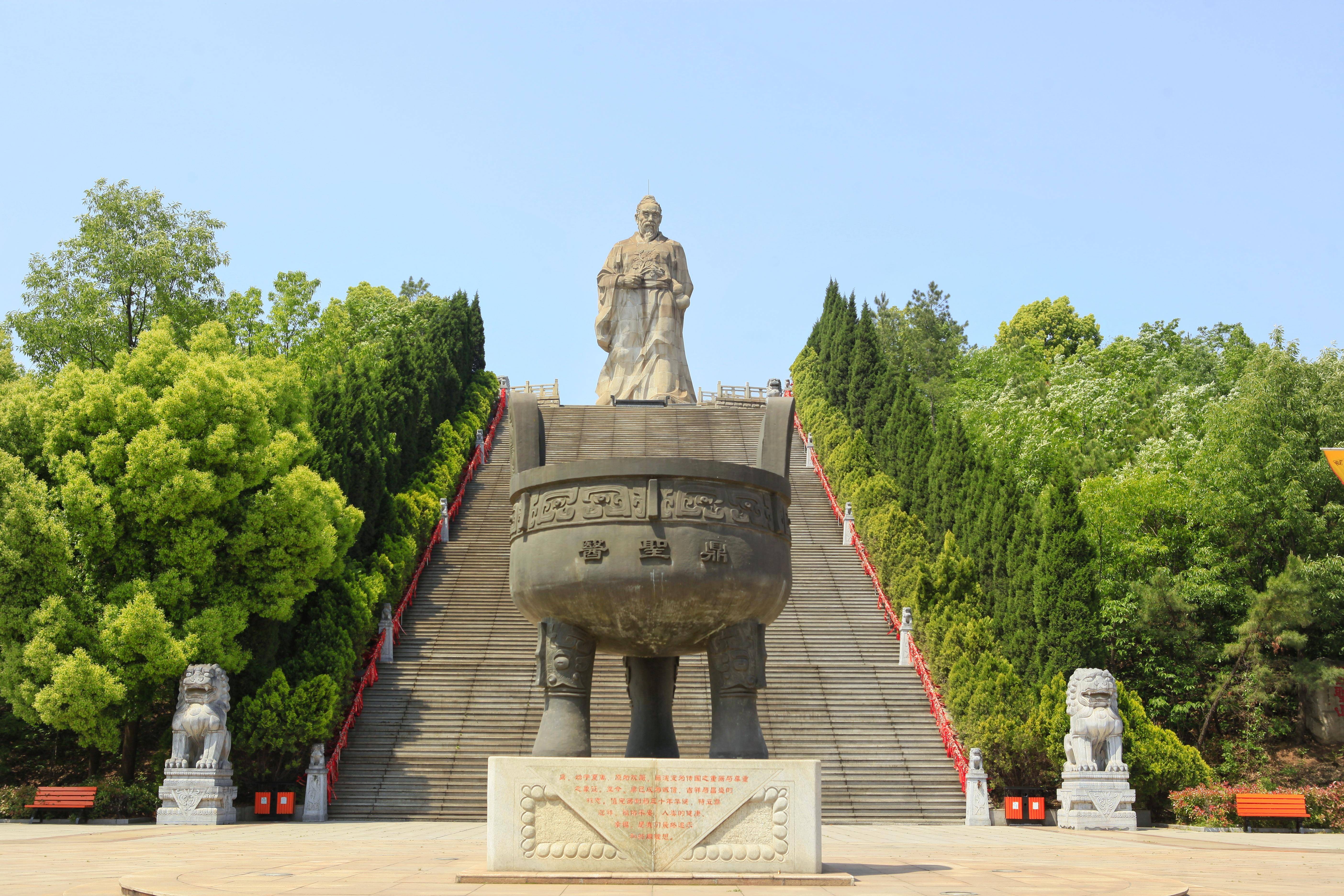 医圣张仲景雕像矗立在西峡县医圣山上.侯群华 摄