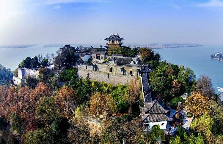 由楚入吴,在沿江东行途中,当舟停泊在北固山下的时候,潮平岸阔,残夜
