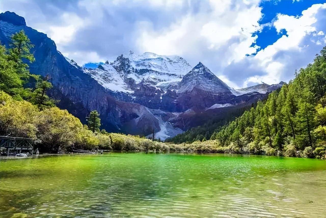 湖水正好倒影着仙乃日的雄姿,虽不全,但也足以让湖水沾上点神山的灵气