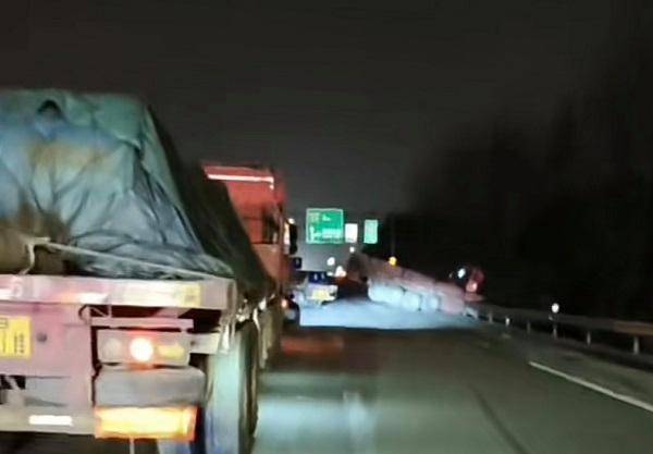 g1503上海绕城高速发生多车事故 一货车冲出护栏_公路_车辆_车头