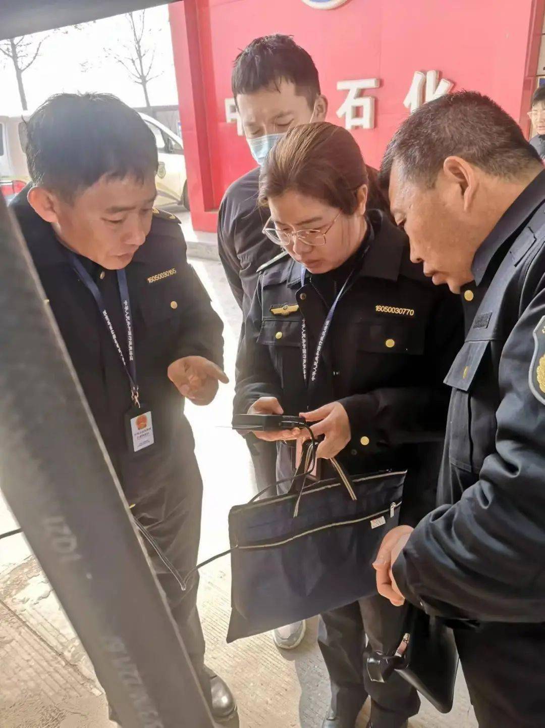 2月27日,帮带师傅李博带领徒弟吴卫喜,索华俊到内黄县对加油站进行