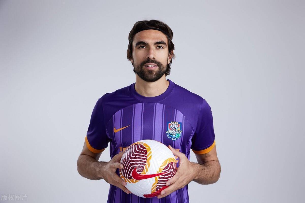 津门虎中超名单】门将:1-李岳峰,22-方镜淇,25-闫炳良后卫:2-格兰特,3