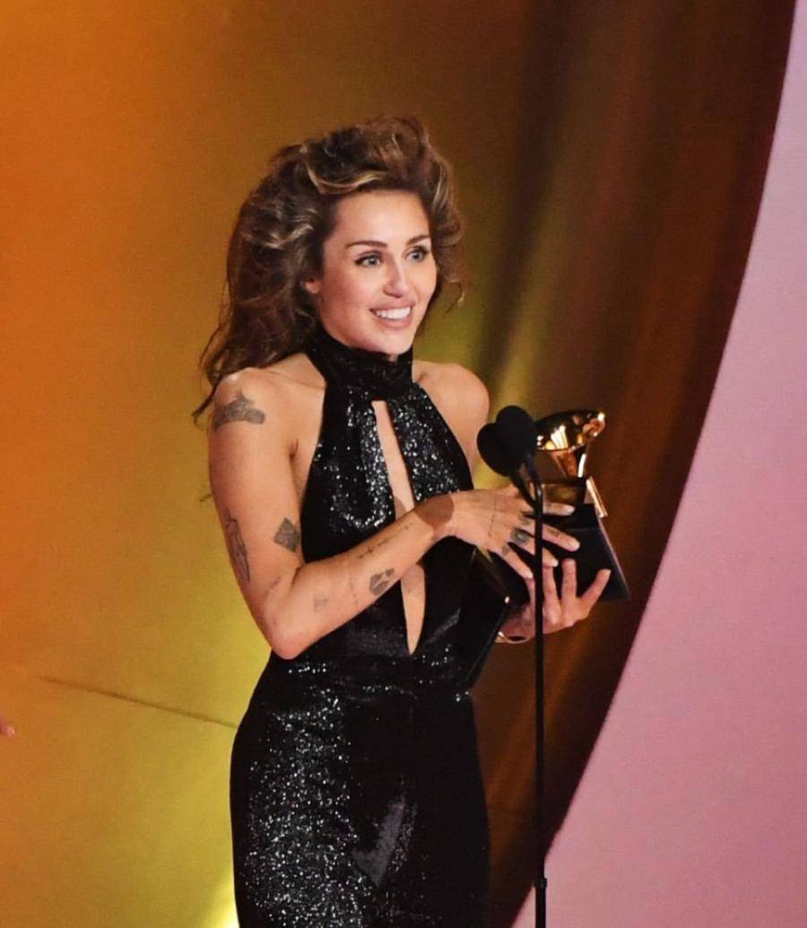 miley cyrus 发布新单曲封面,红气养人美艳动人!_麦莉_音乐界_创意