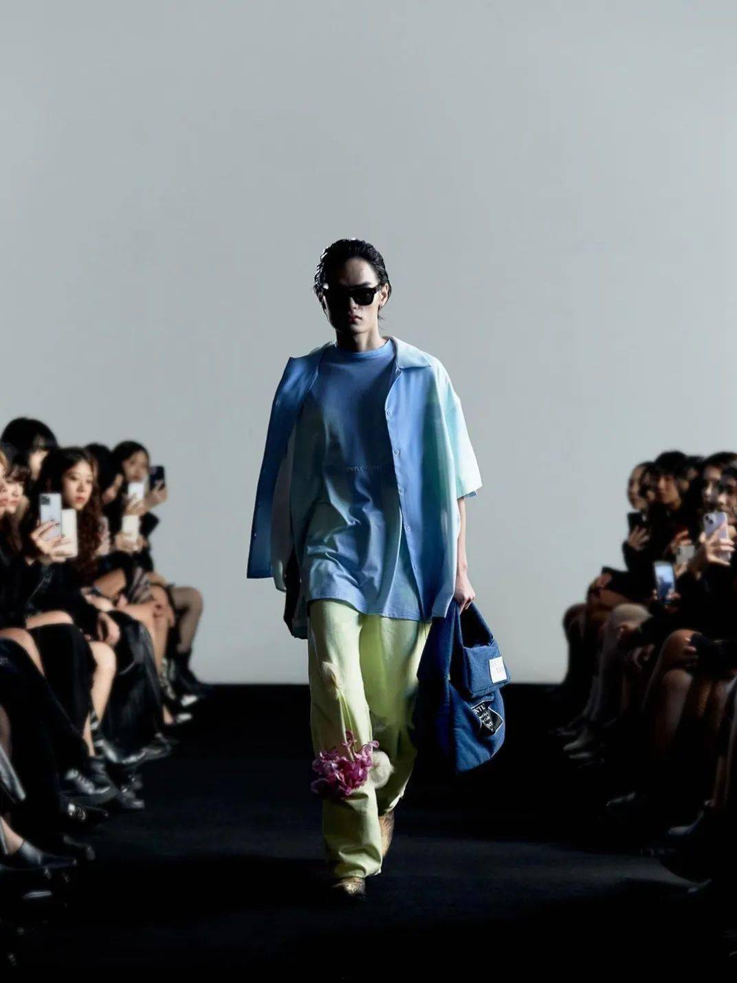 greyhound x gentlewoman除此之外,品牌其实也会推出一些相对日常休闲