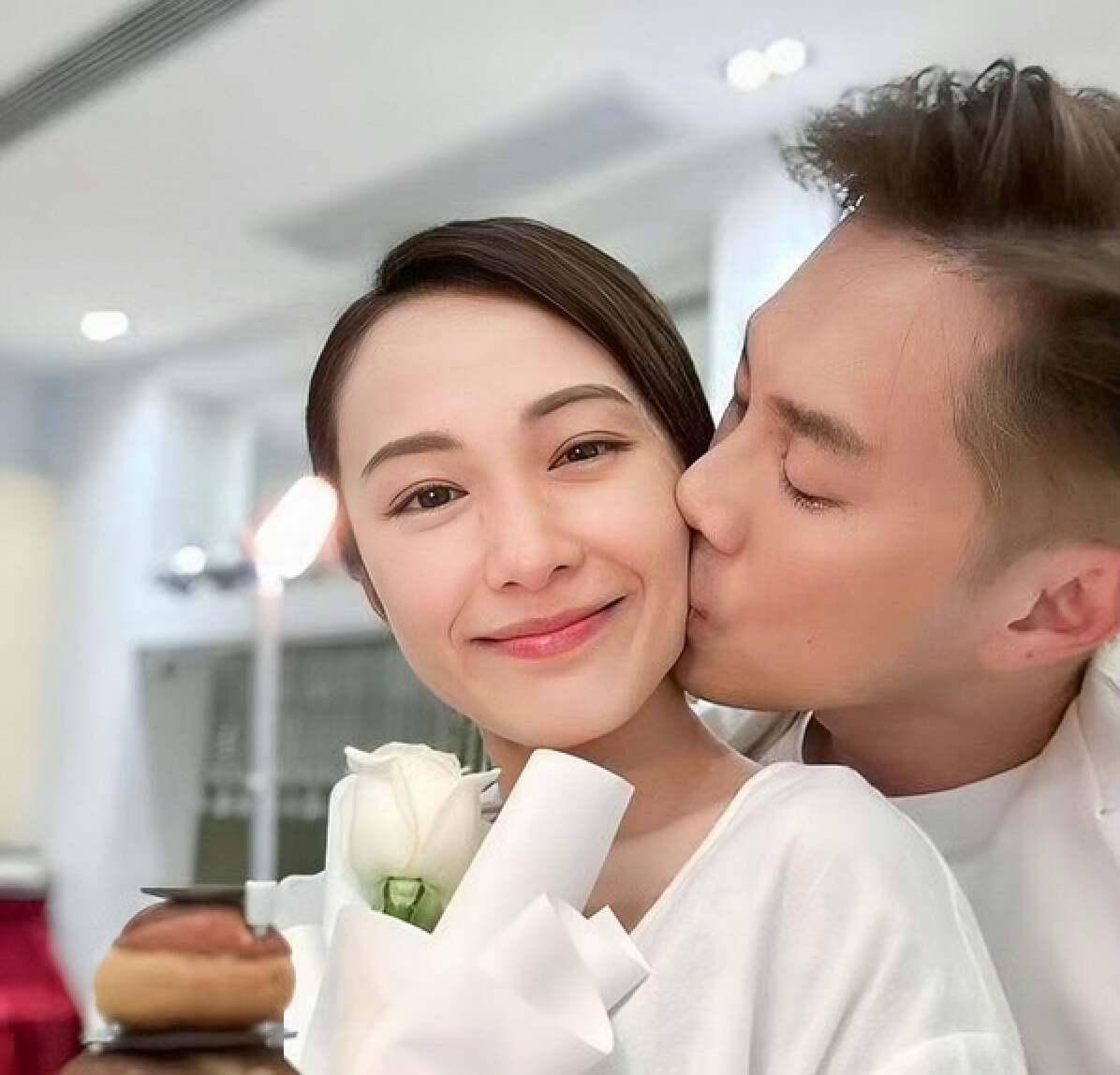 香港知名女星汤怡晒照秀恩爱,庆祝结婚三周年,老公被传婚内出轨