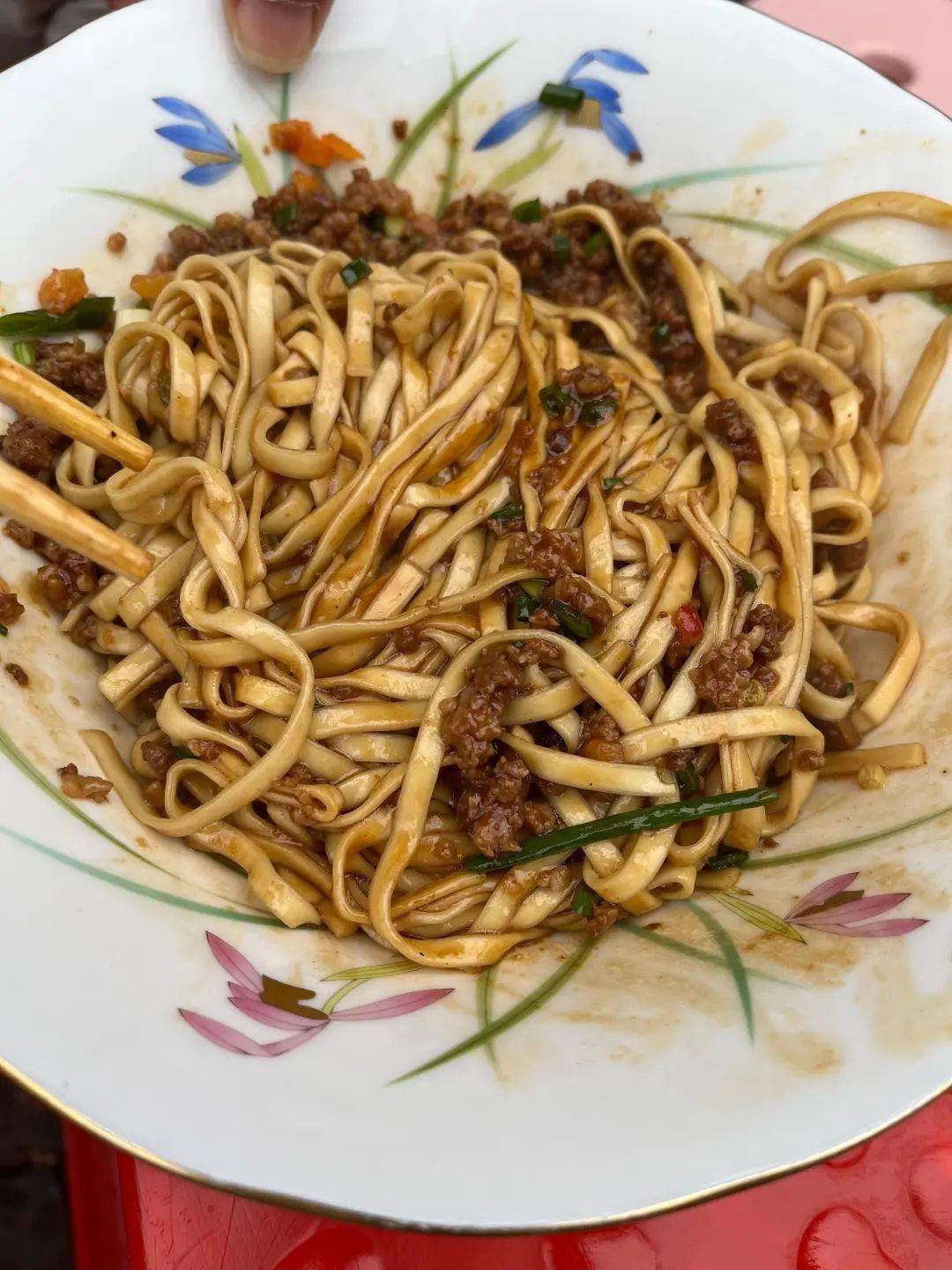 老城区的过早小店,与汉口街头神似,社区老顾客较多,两方如亲朋好友