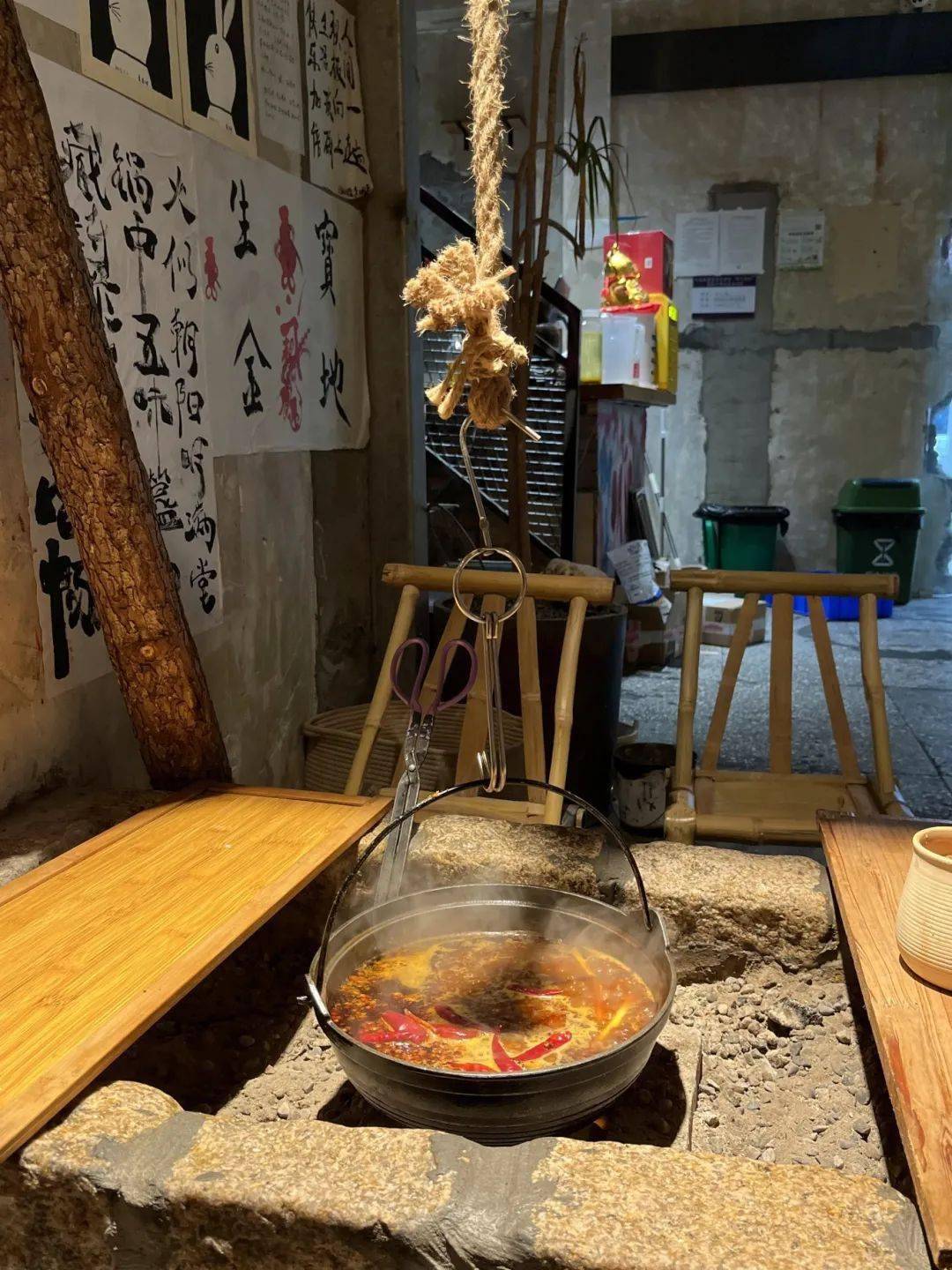到观音桥九街的吉火锅,沉浸式体验吊炉火锅的氛围感_传统_风格_信息