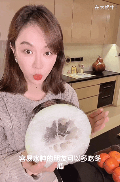 更何况,熟练的操作,加上处理食材的那份认真与喜悦感,很明显,姜妍对