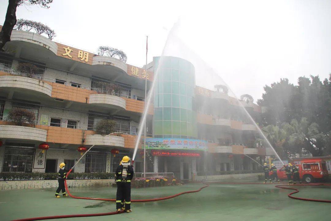 下朗小学红十字会举行消防应急安全疏散演练_进行_知识_灭火器