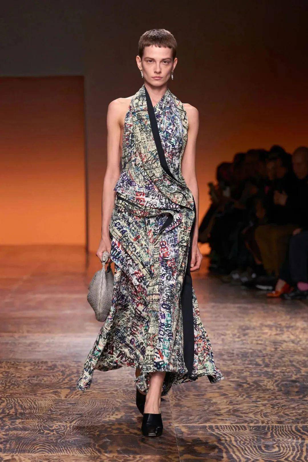 如何策划一场时装秀|bottega veneta在一场秀中完成自省_blazy_murano